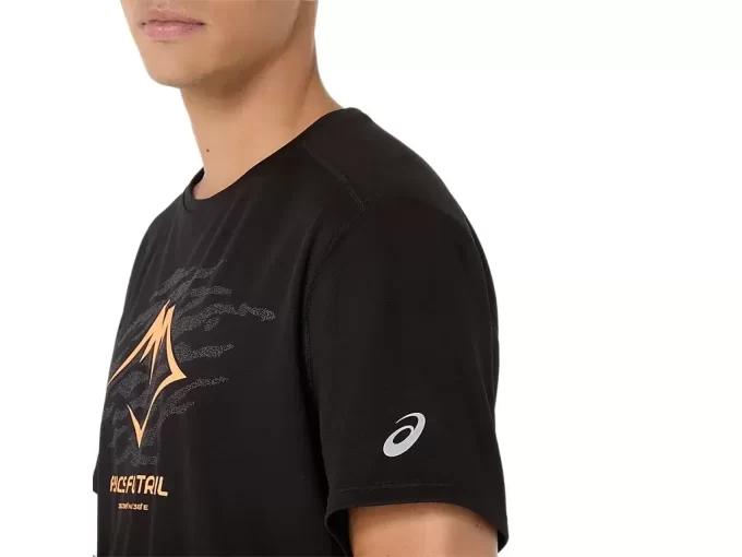 TOP CU MÂNECĂ SCURTĂ ȘI LOGO FUJITRAIL TOP CU MÂNECĂ SCURTĂ ȘI LOGO FUJITRAIL