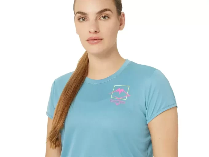 TOP CU MÂNECĂ SCURTĂ ȘI LOGO FUJITRAIL PENTRU DAMĂ TOP CU MÂNECĂ SCURTĂ ȘI LOGO FUJITRAIL PENTRU DAMĂ