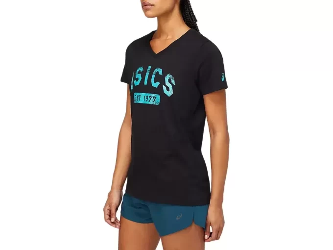 TRICOU CU MÂNECĂ SCURTĂ PENTRU DAMĂ, ÎNFIINȚAT ÎN 1977, CU GÂT ÎN V TRICOU CU MÂNECĂ SCURTĂ PENTRU DAMĂ, ÎNFIINȚAT ÎN 1977, CU GÂT ÎN V