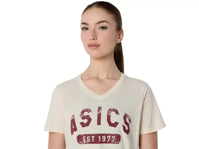 TRICOU CU MÂNECĂ SCURTĂ PENTRU DAMĂ, ÎNFIINȚAT ÎN 1977, CU GÂT ÎN V TRICOU CU MÂNECĂ SCURTĂ PENTRU DAMĂ, ÎNFIINȚAT ÎN 1977, CU GÂT ÎN V