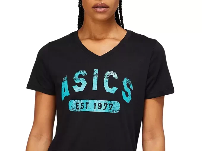TRICOU CU MÂNECĂ SCURTĂ PENTRU DAMĂ, ÎNFIINȚAT ÎN 1977, CU GÂT ÎN V TRICOU CU MÂNECĂ SCURTĂ PENTRU DAMĂ, ÎNFIINȚAT ÎN 1977, CU GÂT ÎN V