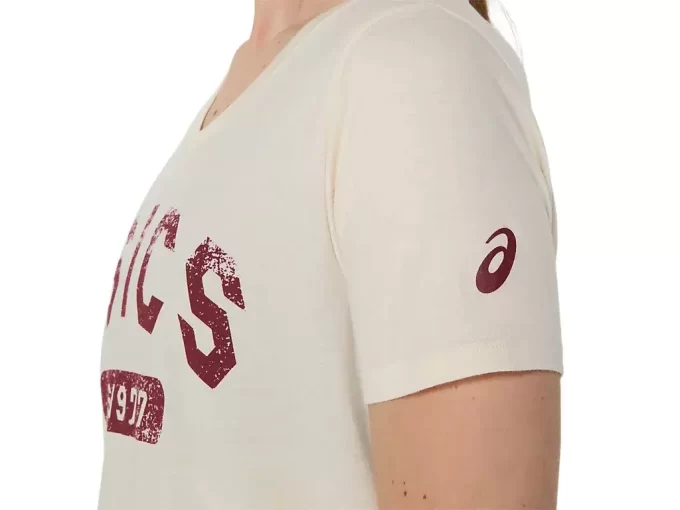 TRICOU CU MÂNECĂ SCURTĂ PENTRU DAMĂ, ÎNFIINȚAT ÎN 1977, CU GÂT ÎN V TRICOU CU MÂNECĂ SCURTĂ PENTRU DAMĂ, ÎNFIINȚAT ÎN 1977, CU GÂT ÎN V